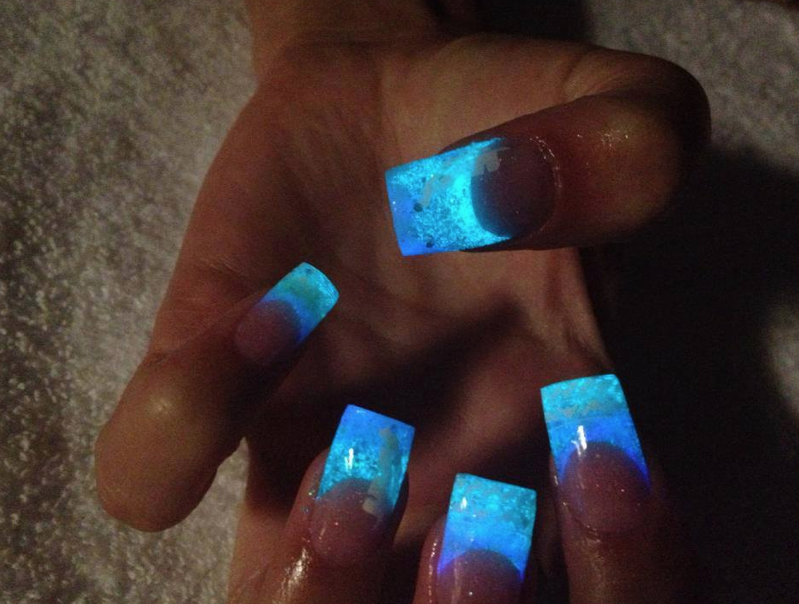 glow dark nails
