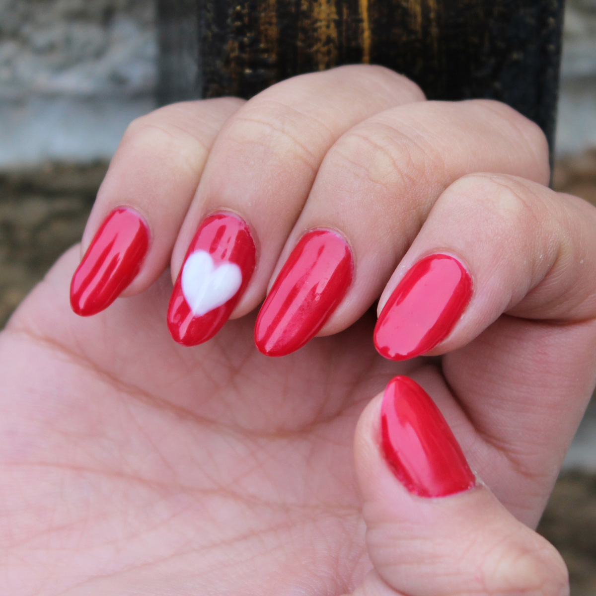 This heart nail art hack is so cute and easy (and all you need is a bobby  pin) 😱💅 📹 overglowedit via IG 🔗 https://trib.al/UTx2gTv | By GLAMOUR UK  | Felix on