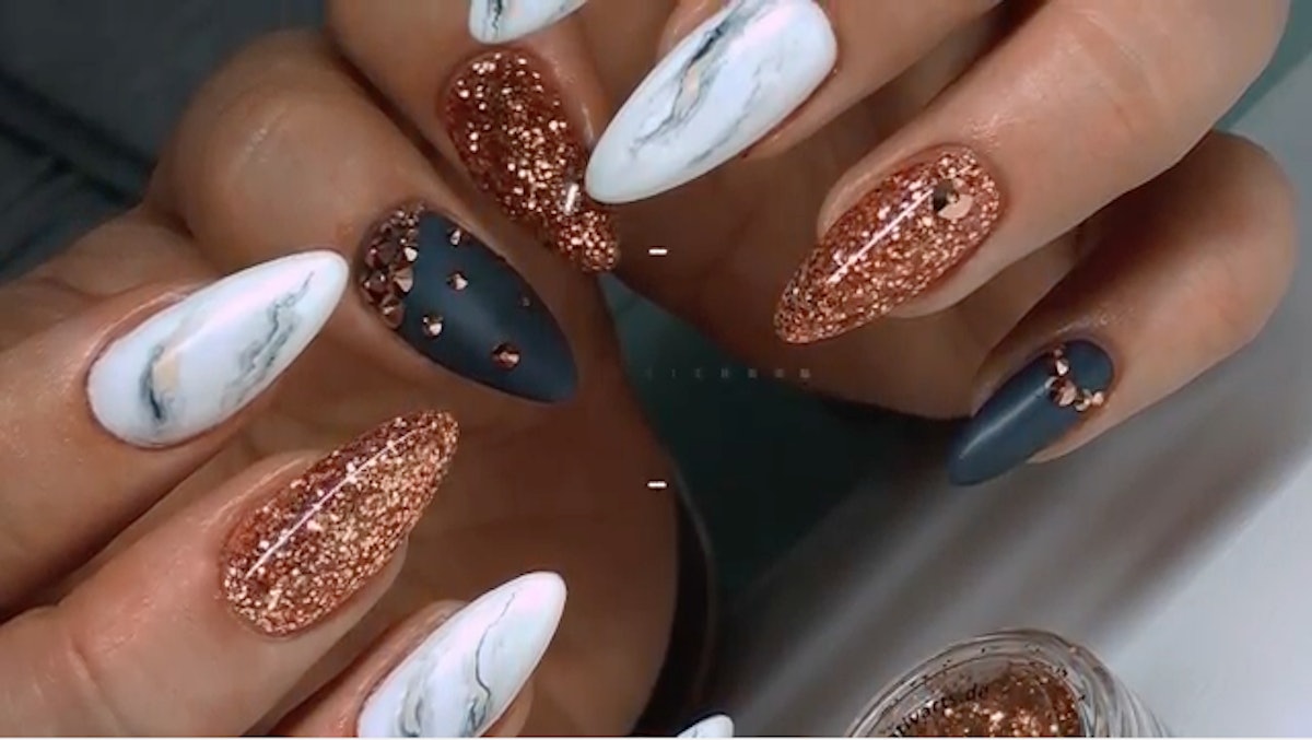 Marble effect nails top