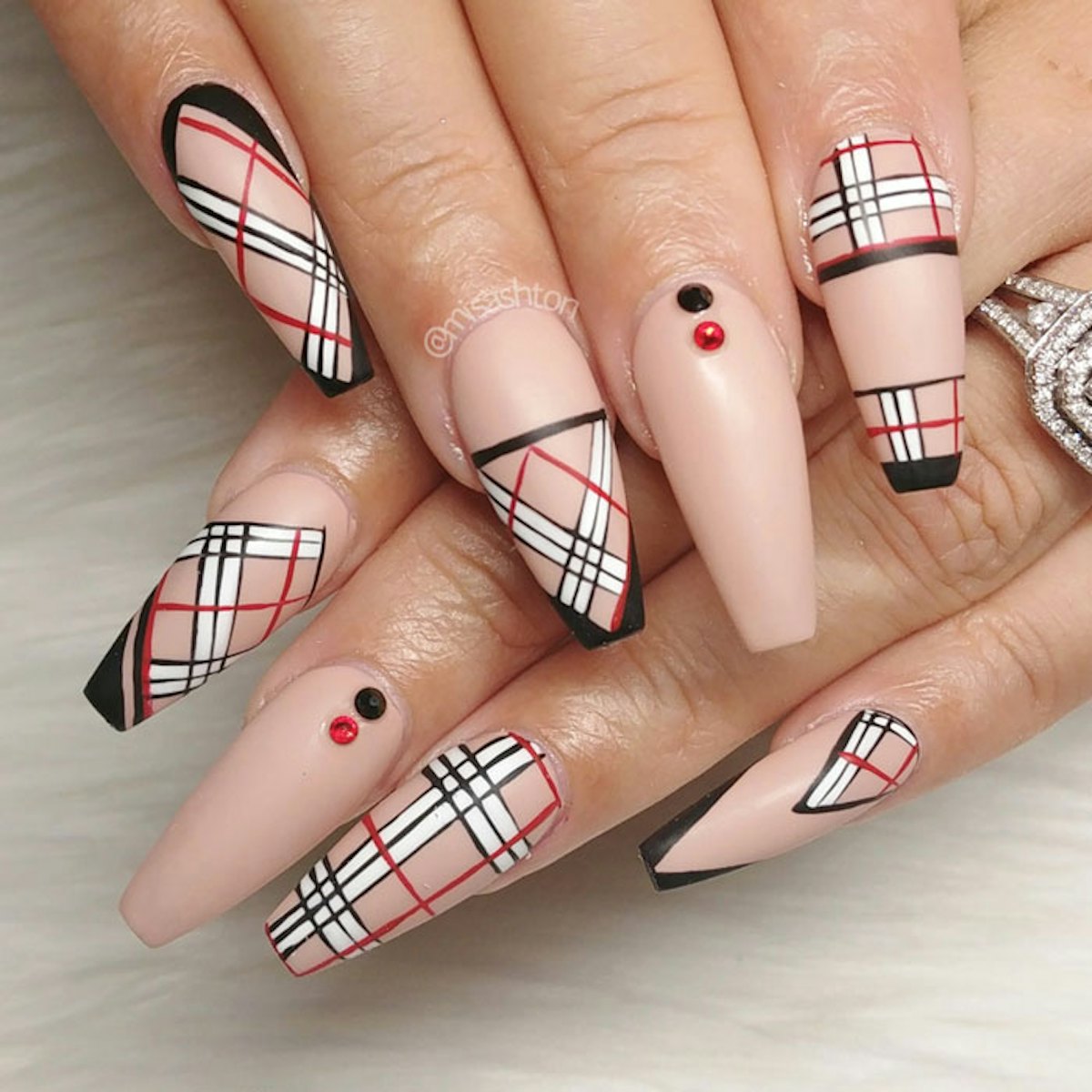 Usher In the Holiday Season With Some Plaid Nail Art