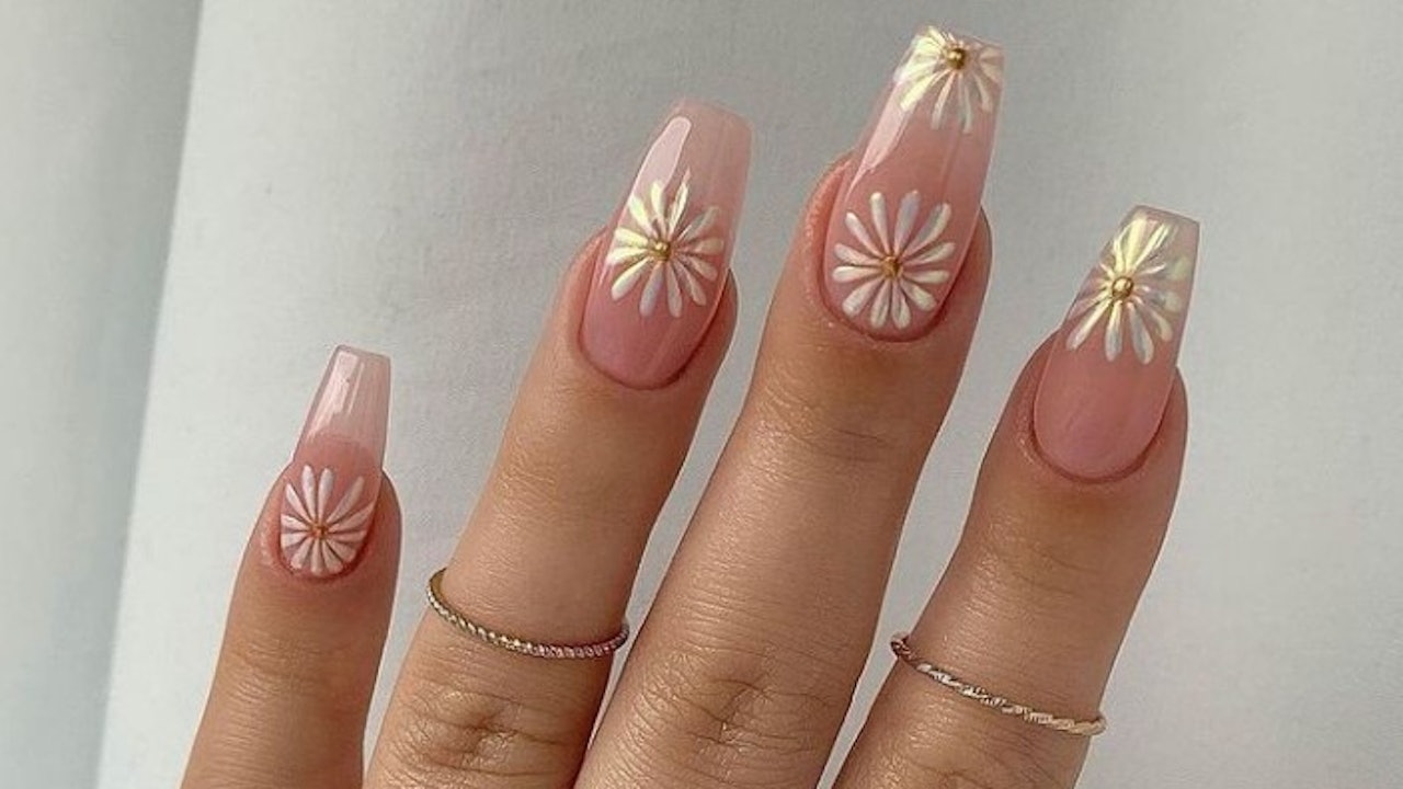 7 Daisy Nails Looks to Brighten Up Your Style in Minutes