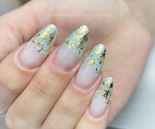 gold flake nails  Manicura de uñas, Uñas postizas de gel, Uñas de