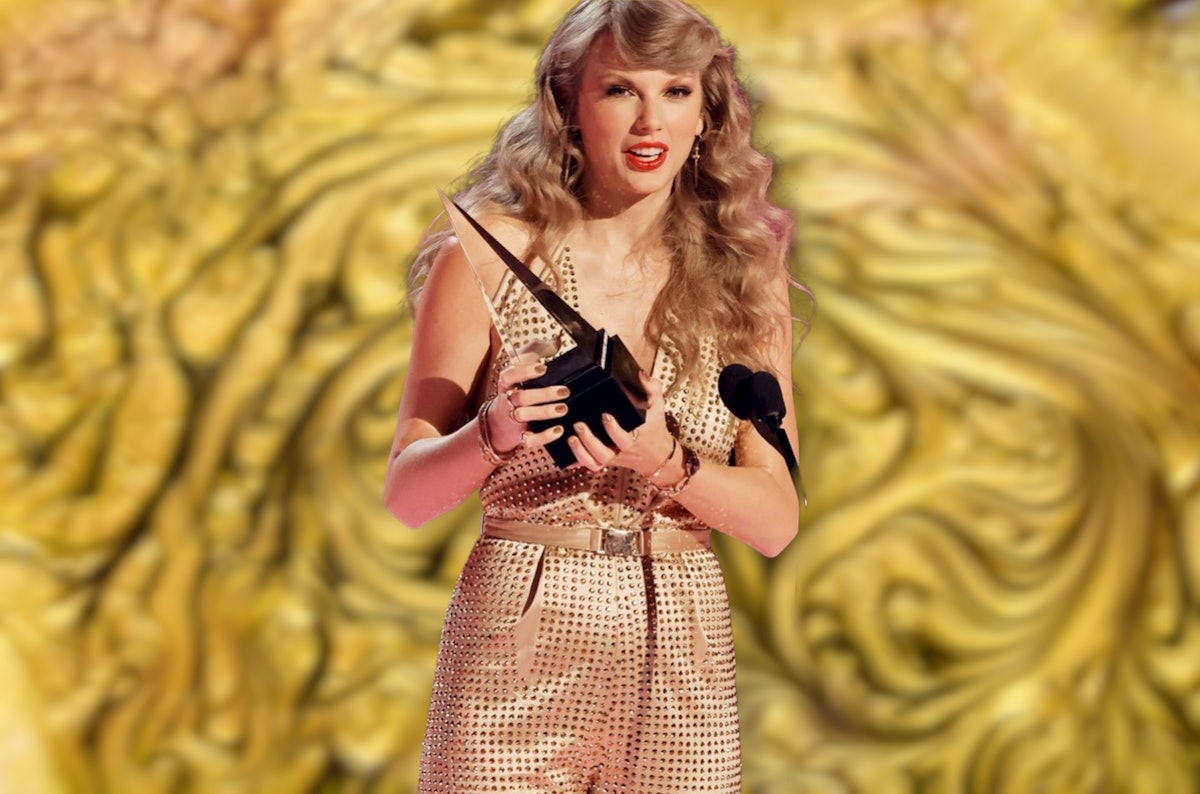 Taylor Swift's AMA Nails Were Golden Like Daylight | Nailpro