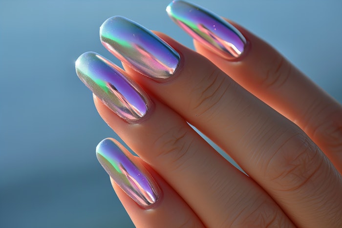 Alice Nali (@alynails.italianacademy) shares simple steps that will help you to get a perfect metallic effect for your chrome nails.